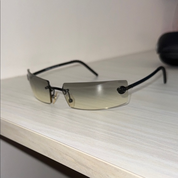 CHANEL Black Rimless Sunglasses with Gradient Lenses - Picture 5 of 5